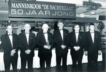 233354 Jubilarissen van Mannenkoor de Nachtegaal in verband het 50-jarig lidmaatschap van Piet van de Weerden, met ...