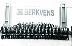 233355 Zangers van het mannenkoor De Nachtegaal , voor fabriek van deurenfabriek Berkvens., 1980-1990