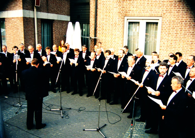 233481 Mannenkoor De Nachtegaal zingt de Kennedymars, 7-1995
