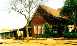 233575 Parochiehuis: Laan Ten Roode. Midden de ingang, links de bibliotheek, 1995