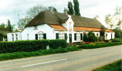 233599 Boerderij: Vaarselstraat, met ronde stalramen, 1995