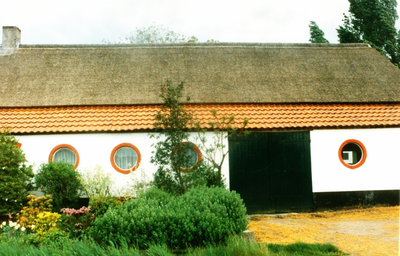 233600 Boerderij: Vaarselstraat. Met ronde ramen van het stalgedeelte, 1995
