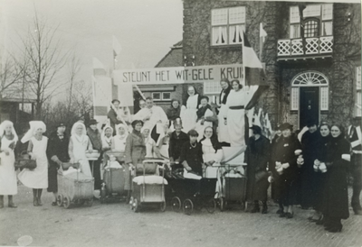 233627-1 Actie van het Wit Gele Kruis voor het huis van dokter Broos, 1920-1930