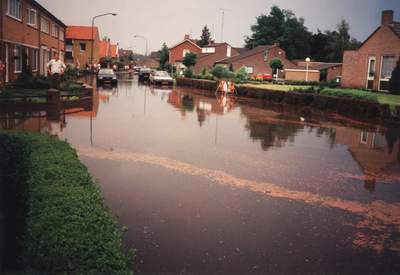 233739 Novaliastraat: Wateroverlast bij (rechts) bejaardentehuis Peeljuweel , 06-1996