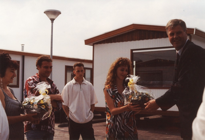 233743 De officiele opening van woonwagencentrum Muldersweg : de eerste bewoners krijgen een bloemetje van burgemeester ...