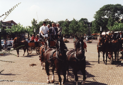 233744 Postkoetsen op Wilhelminaplein van Praktijkonderzoek Paarden , met rechts naast de koetsier Burgemeester Vos., ...