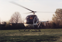 233902 Aankomst helicopter op het grasveld van zwembad De Diepsteeckel., 17-04-1997