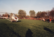 233903 Aankomst helicopter op het grasveld van zwembad De Diepsteeckel., 17-04-1997