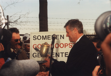 233919 Böhm reikt de trofee uit aan burgemeester J. Vos., 17-04-1997