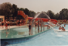 233970 Overzicht van het water met spelende kinderen., 16-05-1997
