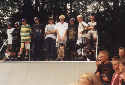 233992 Het in gebruik nemen van de skateboard mini-ramp in Someren-Eind, 10-6-1997