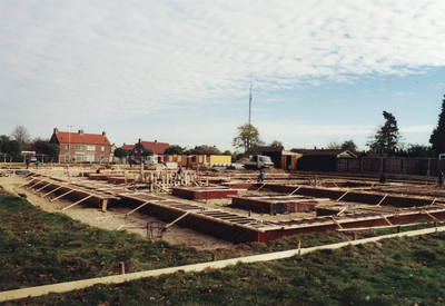234070 Door bouwmaatschappij Wijnen, en gezien in de richting van de Kloosterweg, 1998
