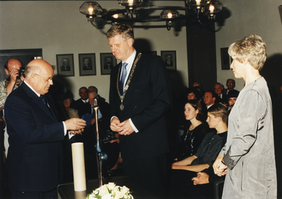 234587 Loco-burgemeester Ton van Enckevort overhandigt burgemeester Vos de gemeente penning, geheel rechts Mevr. Vos, 6-1999