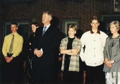 234603 Burgemeester Vos, met zijn echtgenote en kinderen, luisteren naar een toespraak, 6-1999