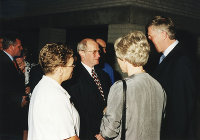 234617 Gerrit Sanders (raadslid) en echtgenote nemen afscheid van burgemeester Vos en echtgenote, 6-1999