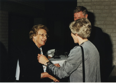 234618 Mevr. Roels (echtgenote van de vorige burgemeester) neemt afscheid van het echtpaar Vos, 6-1999