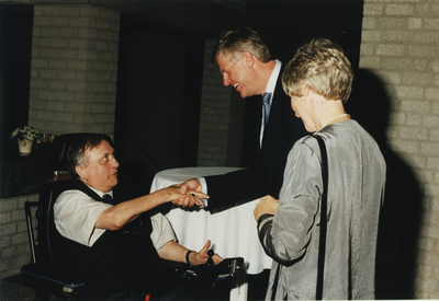 234623 Henk van Soest (verslaggever) bedankt burgemeester Vos voor de gekregen samenwerking, rechts Mevr. Vos, 6-1999