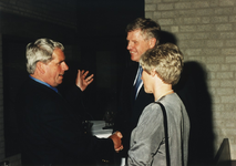 234624 Win Deenen (wethouder), bedankt burgemeester Vos en echtgenote, 6-1999