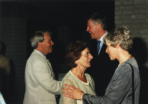 234628 Jan Hendriks (wethouder) en echtgenote nemen afscheid van burgemeester Vos en echtgenote, 6-1999