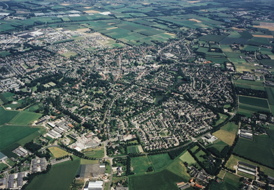 234665 Een luchtfoto van Somerendorp: links uit het midden loopt de Vaarselstraat richting kruising met de Loovebaan. ...