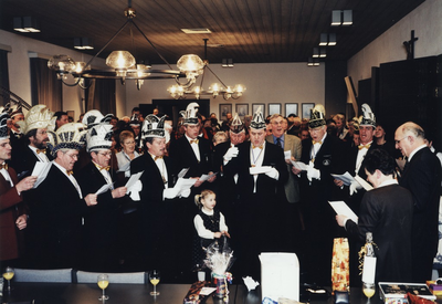 234715 Carnavalsvereniging De Meerpoel met oud-prinsen zingen Jan van Eijk toe, met v.l.n.r. Gerard Lomans, Louis van ...
