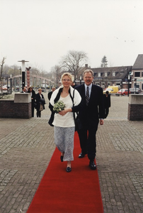 234732 Aankomst van nieuwe burgemeester Veltman met echtgenote bij gemeentehuis van Someren, 01-04-2000