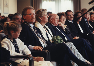 234741 Burgemeester Veltman van Someren met links zijn dochter, derde van links zijn echtgenote, midden wethouder Ton ...