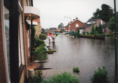 234747 Wateroverlast, door hevige regen, in de Novaliastraat, 3-6-2000