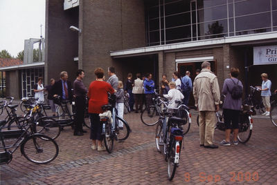 234797 Deelnemers van de monumenten fietsroute bij de Kerk van de Sint Jozef parochie, 09-09-2000