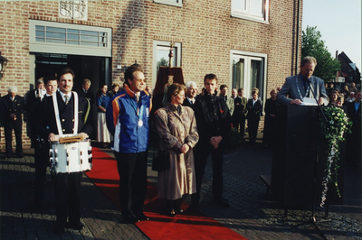 234845 Albert Voorn wordt toegesproken door burgemeester Veltman, 7-10-2000