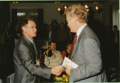 234903 Het afscheid nemen van Gerard van Doorn, beheerder van de sporthal, door burgemeester Veltman, 19-9-2001