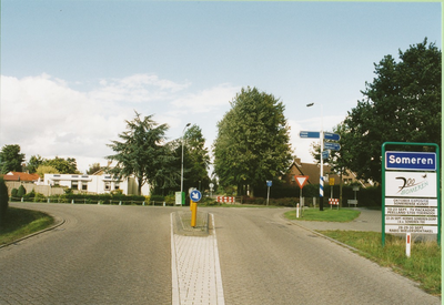 234916 Kruispunt van Kerkendijk en Loovebaan, gezien vanuit eerstgenoemde en gezien in de richting van de Hooghoef, 06-2001