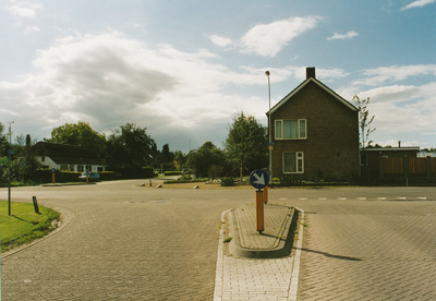 234917 Kruispunt van de Loovebaan met de Vaarselstraat, gezien vanuit laatstgenoemde, 06-2001