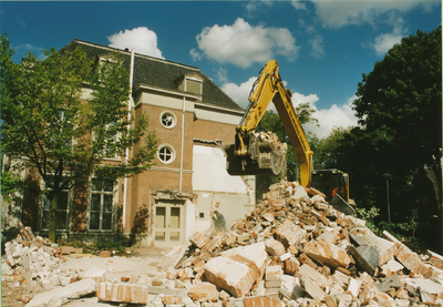 234925 Het slopen van de aanbouw van het gemeentehuis, 06-2001