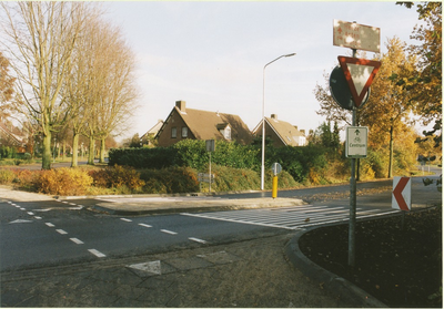 234949 Kruispunt, van Loovebaan met Kerkendijk en Hooghoef. foto genomen vanuit Kerkendijk en kijkend richting huizen ...