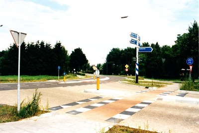 235078 Kruispunt van de Lieropsedijk en Loovebaan, gezien in de richting van van de provincialeweg, 01-08-2002 - 31-08-2002