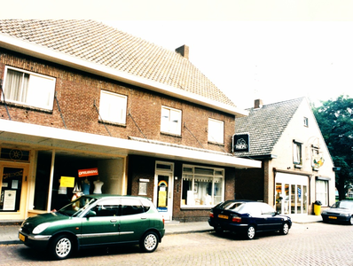 235086 Kerkstraat: met links kledingzaak De Vries, midden stomerij De Regenboog en rechts Cor Donkers (groente en ...