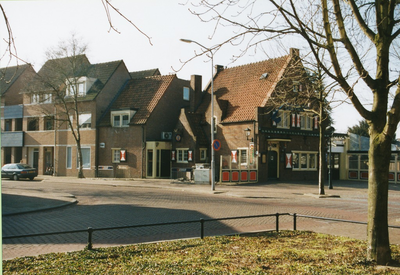 235170 Kruispunt van het Wilhelminaplein met Laan ten Roode, met rechts café 't Roadhoiske en op de Laan ten Roode nr. ...