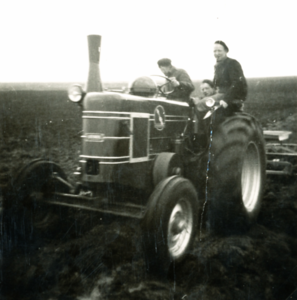 235746 De eerste rit met tractor en ploeg, 1950-1960