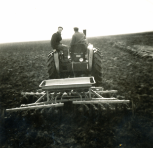 235747 De eerste rit met tractor en ploeg, 1950-1960