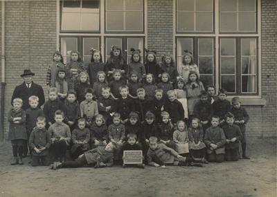 235782 Leerlingen van de openbare school met leraren, met nr.30 Willem van Pelt.(Schoolhoofd), 12-02-1911