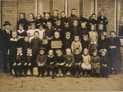 235782-01 Leerlingen van de openbare school met leraren. nr.21 Juffr. Maria van Grunsven, nr.23 Willem van Pelt., 14-11-1922