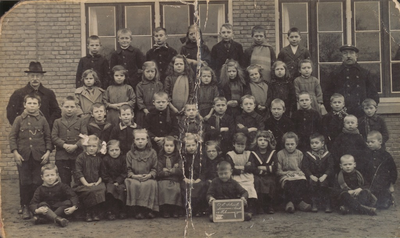 235783 Leerlingen van de openbare school met leraren, met nr.28 Willem van Pelt.(Schoolhoofd), 12-02-1911