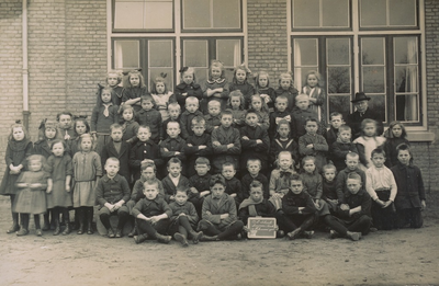 235784 Leerlingen van de openbare school met leraren, met nr.1= Willem Muijen,2 = Albert Martens, 3 = Piet van de ...