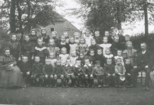 235793 Leerlingen van de openbare school met leraren, met nr 1 Maria van Grienven,nr.35 schoolhoofd Willem van Pelt en ...