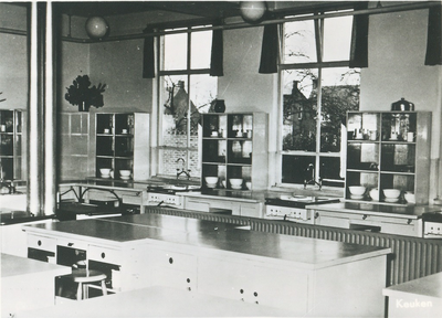 235808 Kooklokaal van de huishoudschool, 1960-1970