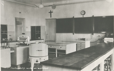235810 Werk en waslokaal van de huishoudschool te Lierop , 1960-1970