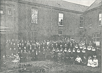 235820-03 Leerlingen van de Huishoudschool in Lierop. met B. van Diepen in het midden, met ketting, 1900-1910