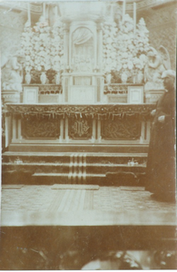 235835-01 Het altaar van de Sint Lambertuskerk met erbij pastoor Beekmans., 1910-1915