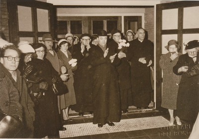 235837 het inhuldigen van de nieuwe kerk van de St. Jozef parochie met midden op de foto met hoed Monseigneur Bekkers , 1961